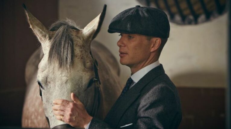 Cillian Murphy volverá a su papel de 'Tommy Shelby' en la película secuela de la serie 'Peaky Blinders'.