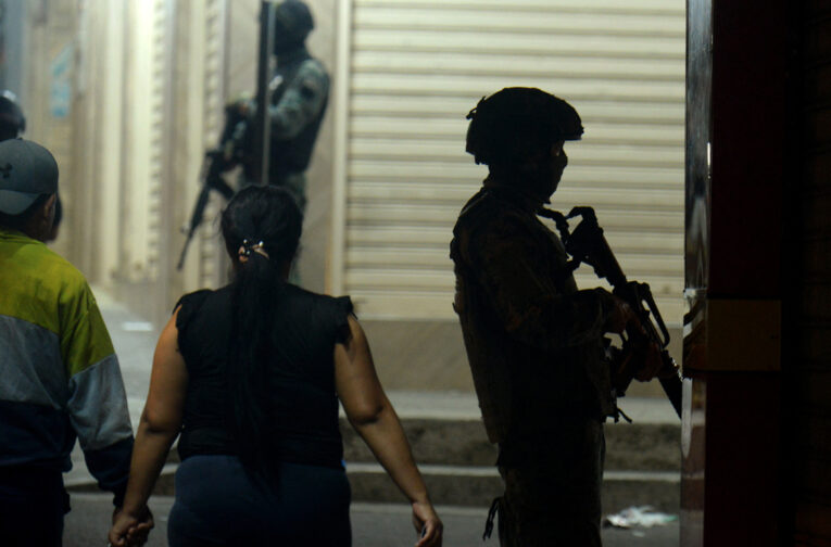 Miembros de las Fuerzas Armadas realizan operativos de patrullaje en las calles de Manta, en Manabí.