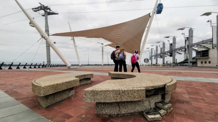 La plataforma superior del Museo Antropológico y de Arte Contemporáneo (MAAC) en Guayaquil sufre de filtraciones de agua, destrucción de baldosas y mobiliario, además de daños en una lona.