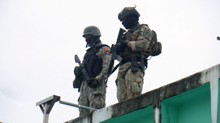 Militares en una redada en el Centro de Detención N4 de Manabí, 5 de junio de 2024.