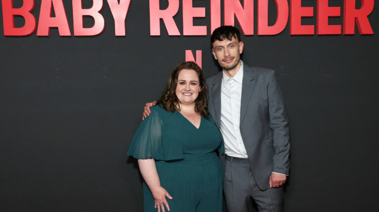 Jessica Gunning (izq.) y Richard Gadd asisten a la sesión fotográfica de "Baby Reindeer" de Netflix en el DGA Theatre Complex el 7 de mayo de 2024 en Los Ángeles, California.