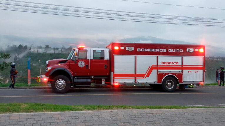 Vehículo cayó a una quebrada en Puembo