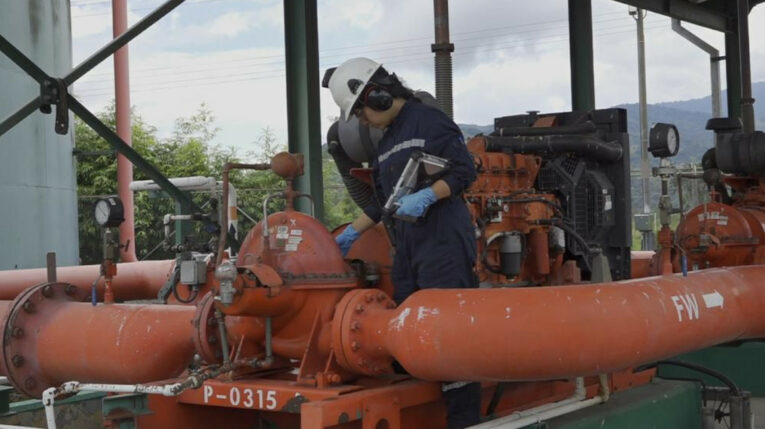 Una trabajadora de OCP Ecuador en la Estación de Bombeo Sardinas, en Napo. Foto de finales de 2023.