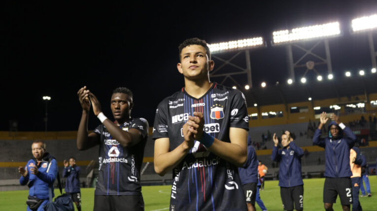 Jugadores del Deportivo Quito celebran su victoria ante Juventud, por la Fecha 9 de la Segunda Categoría de Pichincha.