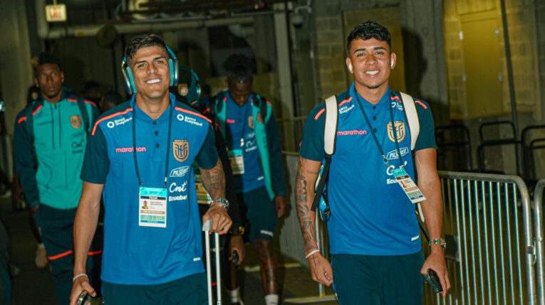 Piero Hincapié junto a Kendry Páez (d), llegando al estadio Soldier Field para enfrentar a Argentina, este 9 de junio de 2024.