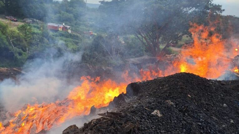 Incendio forestal en el kilómetro 27 de la vía a la Costa, reportado el 10 de junio de 2024.