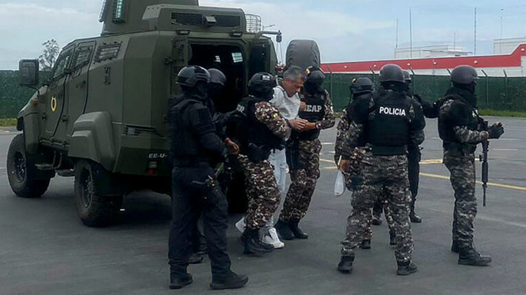 Jorge Glas cuando fue detenido tras el asalto a la embajada de México en Quito, 6 de abril de 2024.