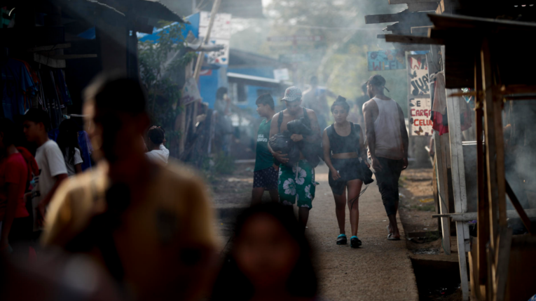 Migrantes esperan para ser registrados por migración luego de caminar por varios días la selva del Darién con rumbo a los Estados Unidos.