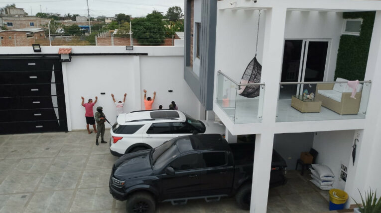 Con tanques de guerra, allanan la vivienda del hermano menor de alias 'Fito' en Manta