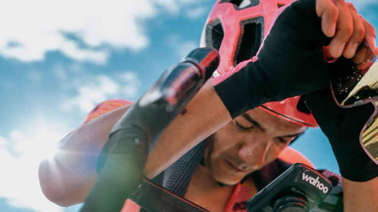 Richard Carapaz sufrió una caída en la Etapa 4 del Tour de Suiza, el 12 de junio de 2024.