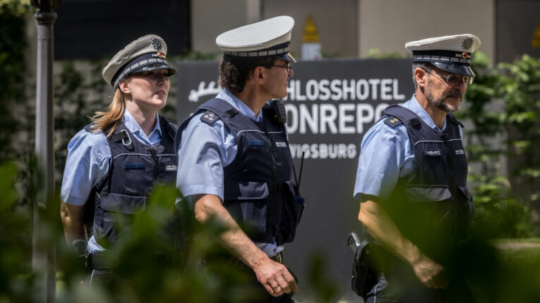 Agentes de policía alemanes en la base de concentración del equipo belga ante de la Eurocopa, el 12 de junio de 2024.