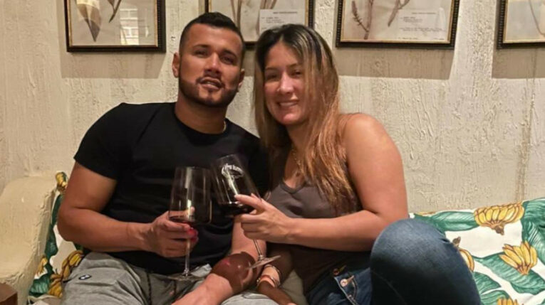 Samara Rivera, esposa de alias 'Rasquiña' está en el exterior y dice que teme por su vida