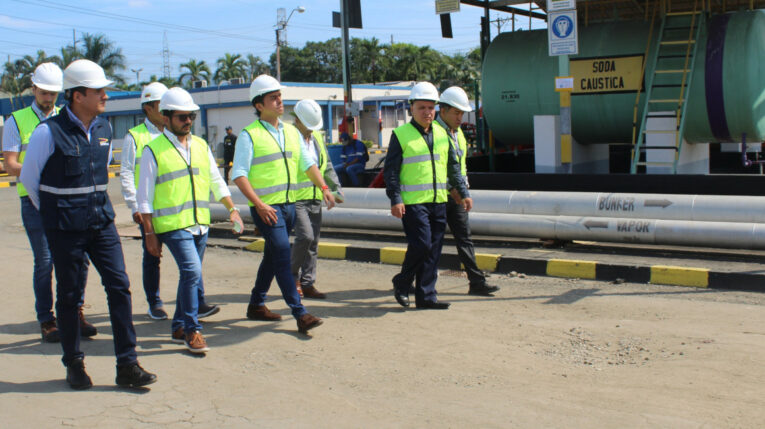 El viceministro de Electricidad, Rafael Quintero, junto al gerente de Celec, Fabián Calero, en un recorrido por las centrales térmicas Gonzalo Zevallos, Aníbal Santos y Álvaro Tinajero, en Guayas, 10 de junio de 2024.