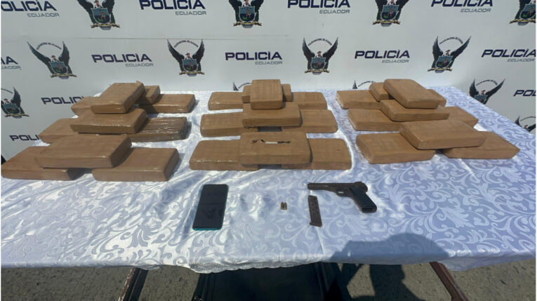 Bloques de droga encontrados en el domicilio de una mujer en el centro de Guayaquil.