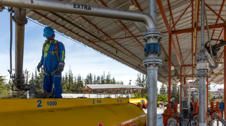 Despacho de gasolina Extra en la Terminal Ambato, el 22 de enero de 2021.