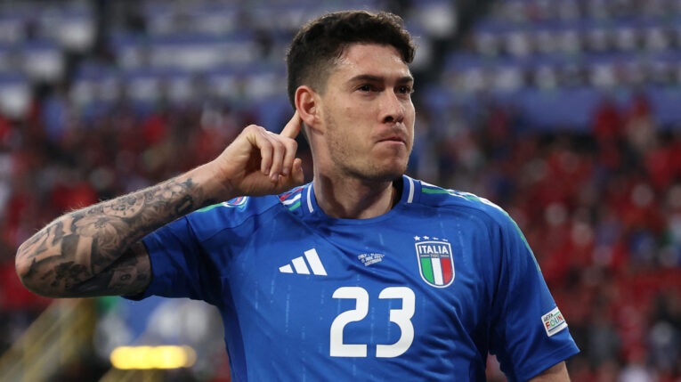Alessandro Bastoni celebra su gol ante Italia en la Eurocopa, 15 de junio de 2024.