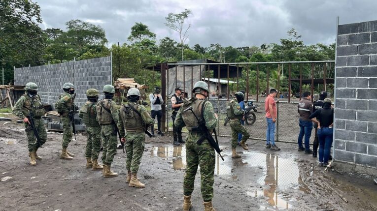 Operativo militar en Sacha, por centro de acopio clandestino de combustibles.