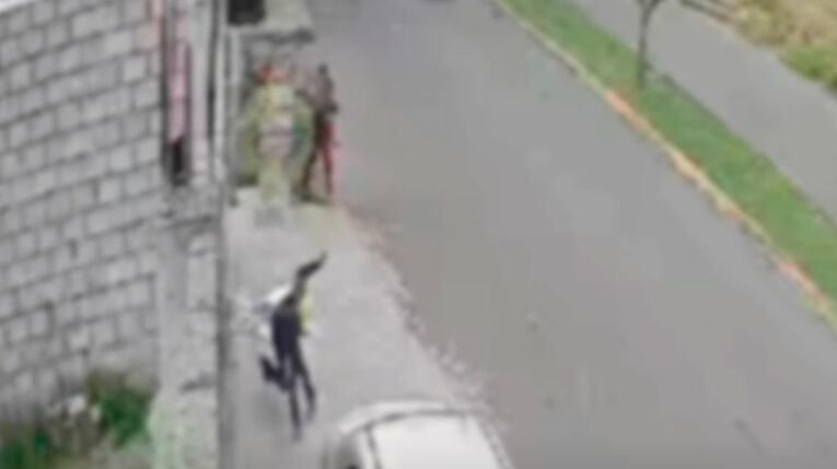 Quito: Por defender a vecina, hombre usó arma de delincuentes para ahuyentarlos