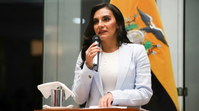 Verónica Abad, vicepresidenta de la República, durante una rueda de prensa, el 28 de noviembre de 2023, en Quito.