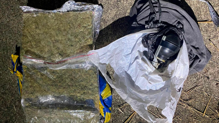 Hallan una granada y droga en exteriores de cárcel de Manabí