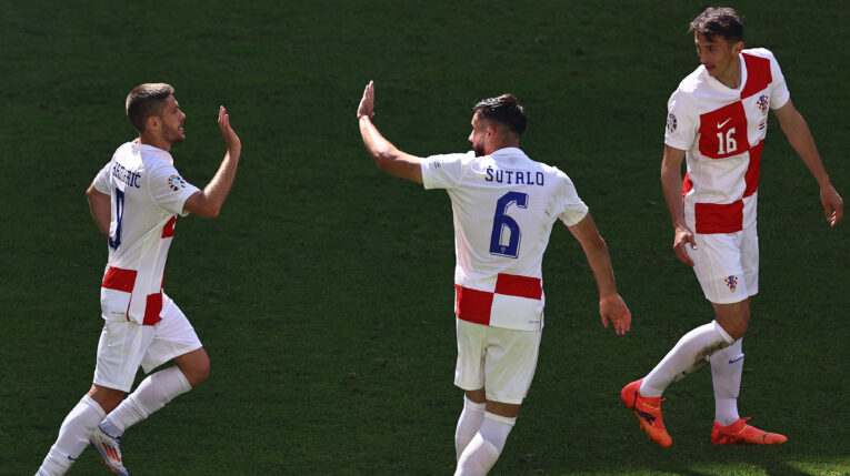 Andrej Kramaric de Croacia celebra tras marcar el gol de 1-1 durante el partido del Grupo B de la Eurocopa entre Croacia y Albania en Hamburgo, el 19 de junio de 2024.