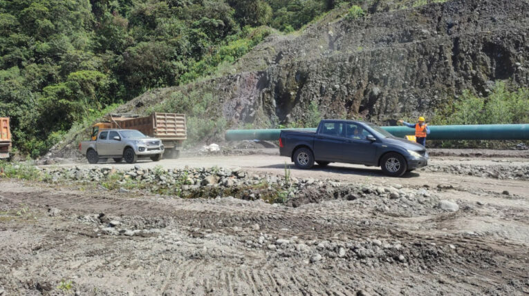 Parte de la tubería del OCP en la zona de El Chaco, afectada por la erosión del río Coca.
