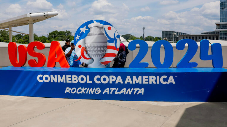 Imagen de un cartel de la Copa América afuera del Estadio Mercedes-Benz, el 18 de junio de 2024.