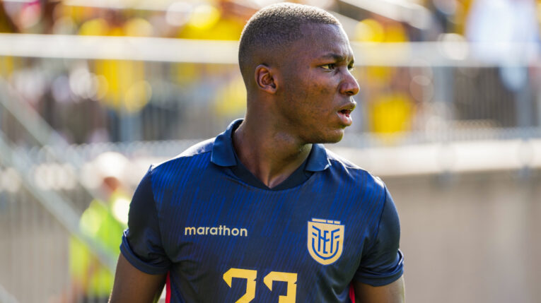 Moisés Caicedo, de Ecuador, reacciona durante el partido amistoso ante Honduras en Rentschler Field, el 16 de junio de 2024.