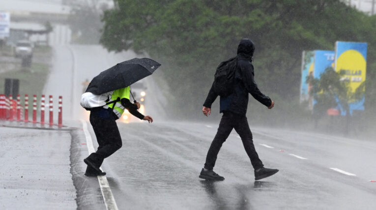 Personas cruzando la calle en Tegucigalpa, Honduras, 20 de junio de 2024.