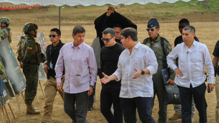 El presidente Daniel Noboa, el Director General del SNAI, en la provincia de Santa Elena nueva cárcel primera piedra