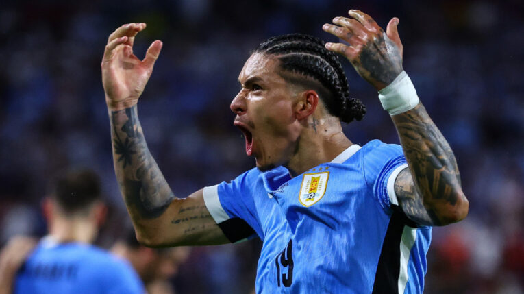 El delantero Darwin Núñez, de Uruguay, levanta los brazos en el festejo de su gol ante Panamá en la Copa América, el domingo 23 de junio de 2024.