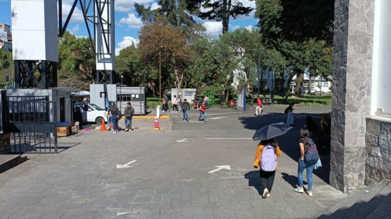 Personas se protegen del sol en Cuenca, el 18 de junio de 2024.