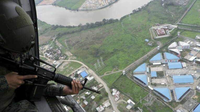 Vista comparativa de tamaño de la cárcel Regional y de La Roca, en el complejo del norte de Guayaquil. La Roca, con tejado terracota, más cercana al río Daule, tiene capacidad para solo 158 presos.