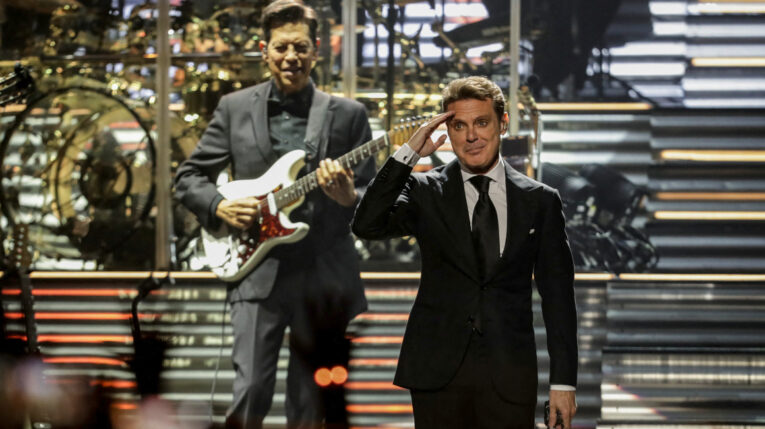 Luis Miguel en su concierto en Bogotá, 17 de febrero de 2024.