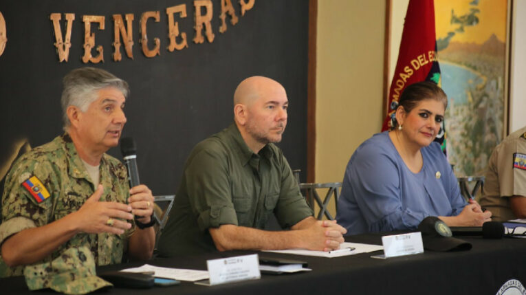 Jaime Vela, jefe del comando conjunto de FF.AA. y los ministros Gian Carlo Loffredo y Mónica Palencia en rueda de prensa el 24 de junio de 2024.