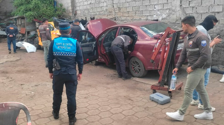 Mecánica clausurada por 'deshuesar' carros robados en Quito