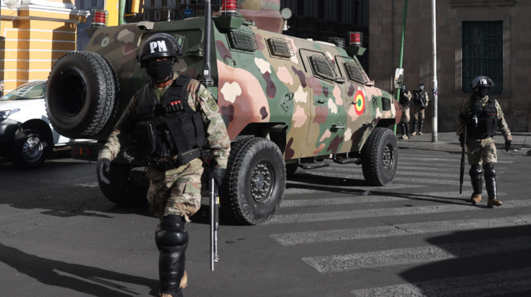 Fotografía de un tanque militar frente a la sede del Gobierno de Bolivia, este miércoles en La Paz, Bolivia, este 26 de junio de 2024.