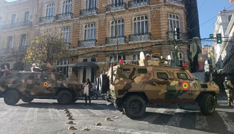Militares controlan la plaza Murillo de La Paz, Bolivia, el 26 de junio de 2024.