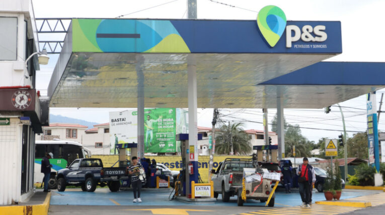 Carros cargan gasolina en una gasolinera en Quito, el 14 de junio de 2024. Imagen referencial.