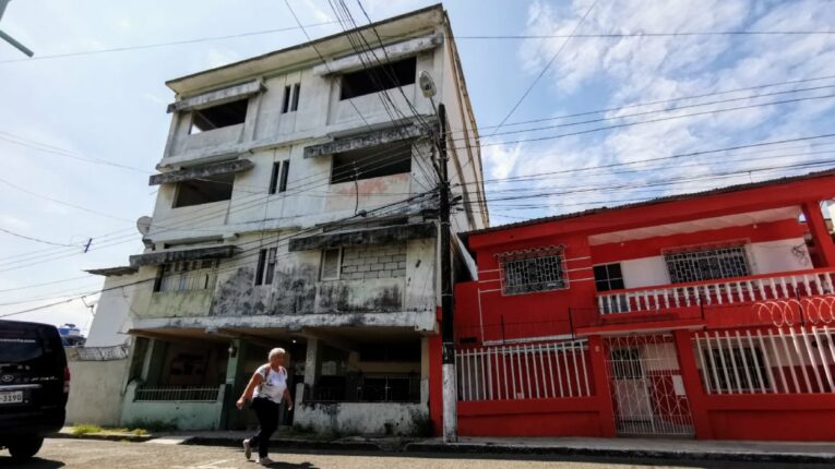 Un edificio de cuatro plantas se hunde sobre su lado inzquierdo en la calle 15 y Venezuela, en el suroeste de Guayaquil.
