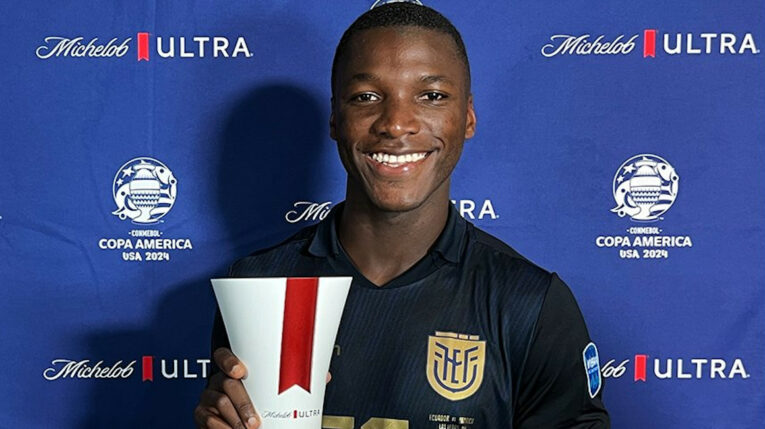 Moisés Caicedo, de Ecuador, con el premio a mejor jugador del partido ante Jamaica por la Copa América, el 26 de junio de 2024.