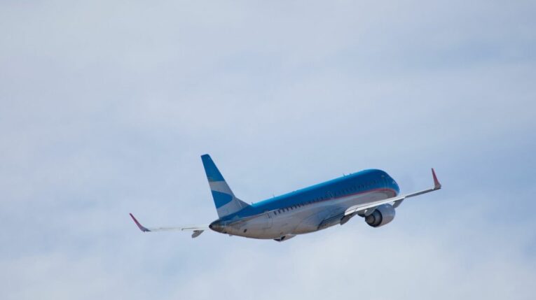 Imagen referencial. Una aeronave volando.
