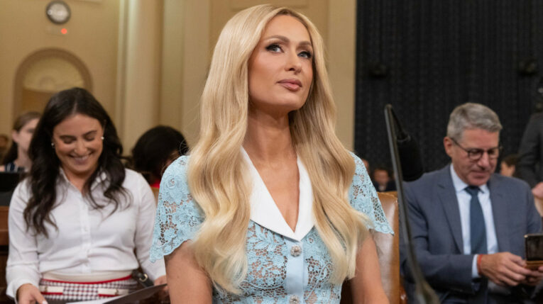 Paris Hilton comparece ante una sesión del Comité de Medios y Arbitrios, 26 de junio de 2024.