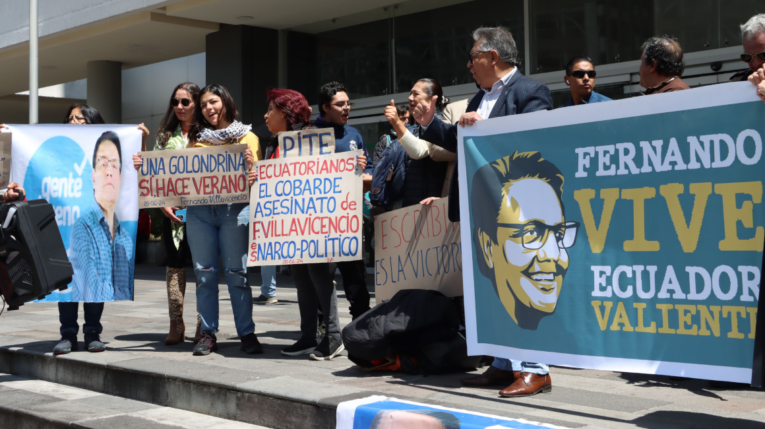 Plantón de familiares y amigos de Fernando Villavicencio, en el Complejo Judicial Norte, este 27 de junio de 2024.