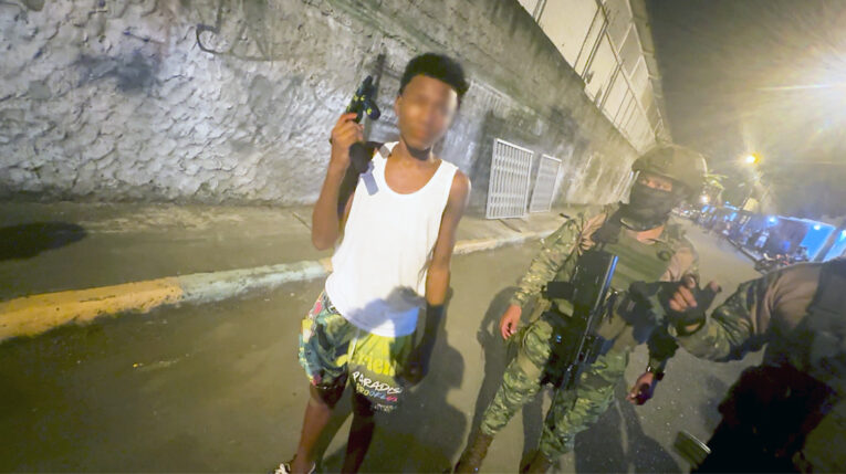 Militares realizan operativo sorpresa en zonas peligrosas de Esmeraldas.