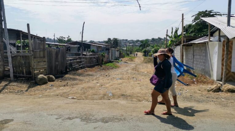 Vista de una calle de Ciudad de Dios, un enclave urbano marginal en el noroeste de Guayaquil.