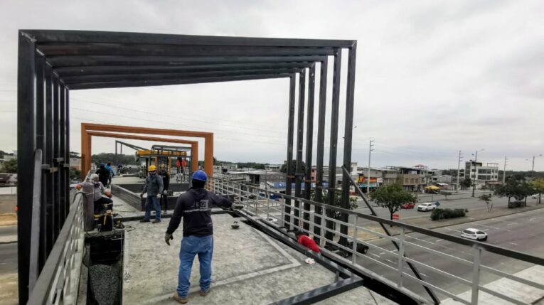 El Municipio de Guayaquil construye tres nuevos pasos peatonales en la avenida Narcisa de Jesús, al norte, uno de ellos a la altura de Los Vergeles, zona crítica de mortalidad vial.