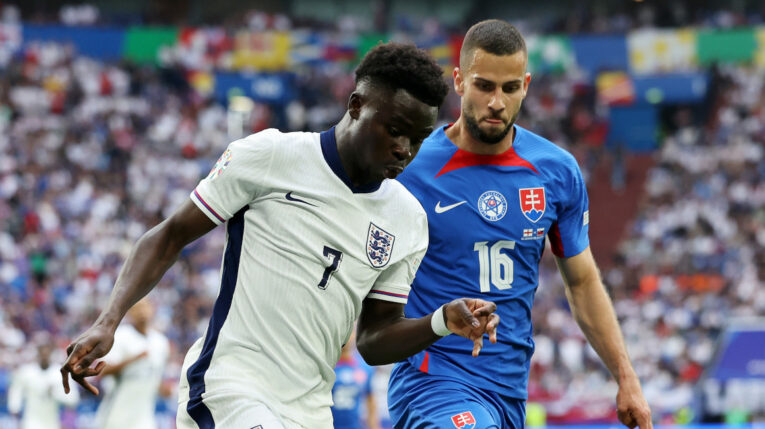 Bukayo Saka disputa la pelota este 30 de junio.