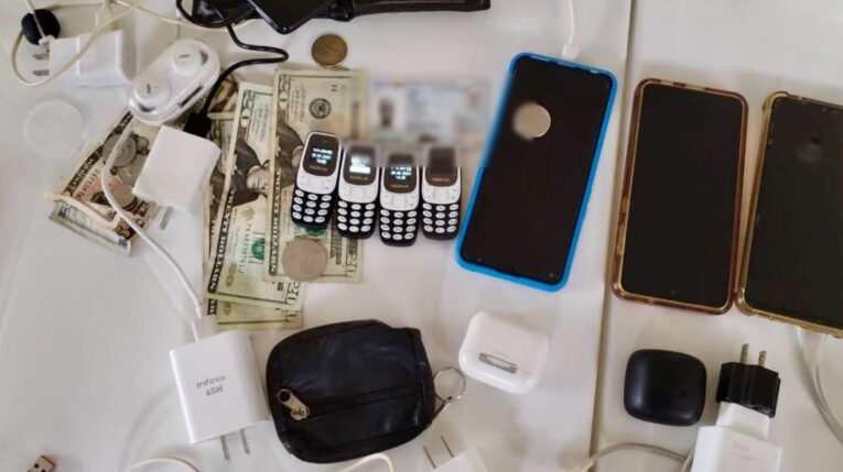 Celulares, dinero y otros objetos requisados en la cárcel de La Roca, el 1 de julio de 2024.