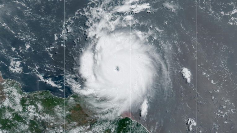 El poderoso huracán Beryl ha aumentado su potencia cuando se aproxima a las islas de Barlovento, donde amenaza con vientos peligrosos y marejada ciclónica en la mañana de este lunes, informó el Centro Nacional de Huracanes (NHC, en inglés). El ciclón amenaza las islas del sur de Caribe esta semana y ha provocado la cancelación de la cumbre anual de la Comunidad del Caribe (Caricom), que se iba a celebrar del miércoles al viernes próximos en Granada. Beryl es un huracán "extremadamente peligroso" de categoría 4, de un total de 5 en la escala Saffir-Simpson, con vientos máximos sostenidos de 215 kilómetros por hora (130 millas). El sistema se encontraba según el más reciente boletín del NHC,a 125 kilómetros (70 millas) al este de Granada y a 165 kilómetros (90 millas) al sureste de San Vicente. El NHC, con sede en Miami (Florida), informó de alerta de huracán para Barbados, San Vicente y las Islas Granadinas, Granada y Tobago, como también amenaza de tormenta tropical para Martinica, Trinidad y Santa Lucía. Beryl, el primer huracán de la cuenca atlántica, se mueve a 31 kilómetros por hora (20 millas) en dirección oeste. En la temporada de huracanes en la cuenca atlántica, que comenzó el pasado 1 de junio, se han formado hasta ahora tres tormentas tropicales, Alberto, Beryl y Chris. Chris se formó el domingo en el Golfo de México y tocó tierra en la noche en la localidad de Lechuguillas, localidad del sureño estado mexicano de Veracruz. Este año el Atlántico tendrá una temporada de huracanes muy por encima del promedio, con la posibilidad de hasta trece huracanes, de los cuales hasta siete pueden ser de categoría mayor, según la Oficina Nacional de Administración Oceánica y Atmosférica (NOAA, en inglés) de Estados Unidos. El pronóstico refleja que este año se podrán formar un total de entre 17 y 25 tormentas, es decir, con vientos máximos sostenidos por encima de los 62 kilómetros por hora.
